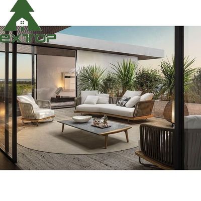 Conjunto de sofá seccional al aire libre junto a la piscina