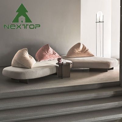 Conjunto de sofá en forma de esquina en el vestíbulo del hotel