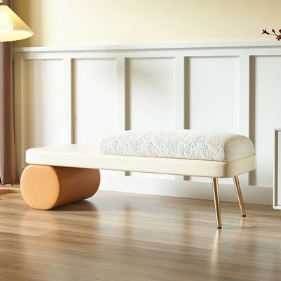 Entrada moderna, taburete de zapatos, puerta, sala de estar, habitación de hotel