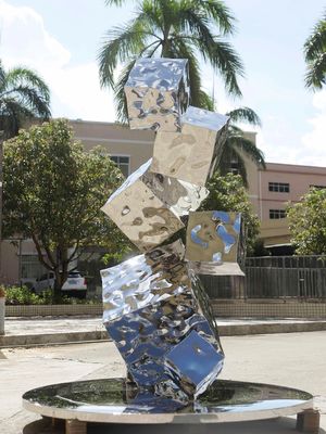 Escultura del vestíbulo del hotel de color plateado Ondas geométricas del agua Escultura tridimensional del cubo de Rubik