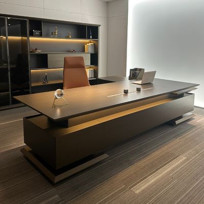 Escritorio y silla de jefe de alta gama para el presidente de una empresa cotizada