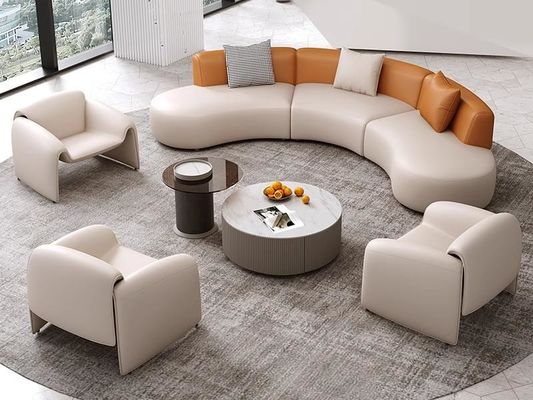 Recepción y mesa de sofá y silla en el vestíbulo del hotel de lujo
